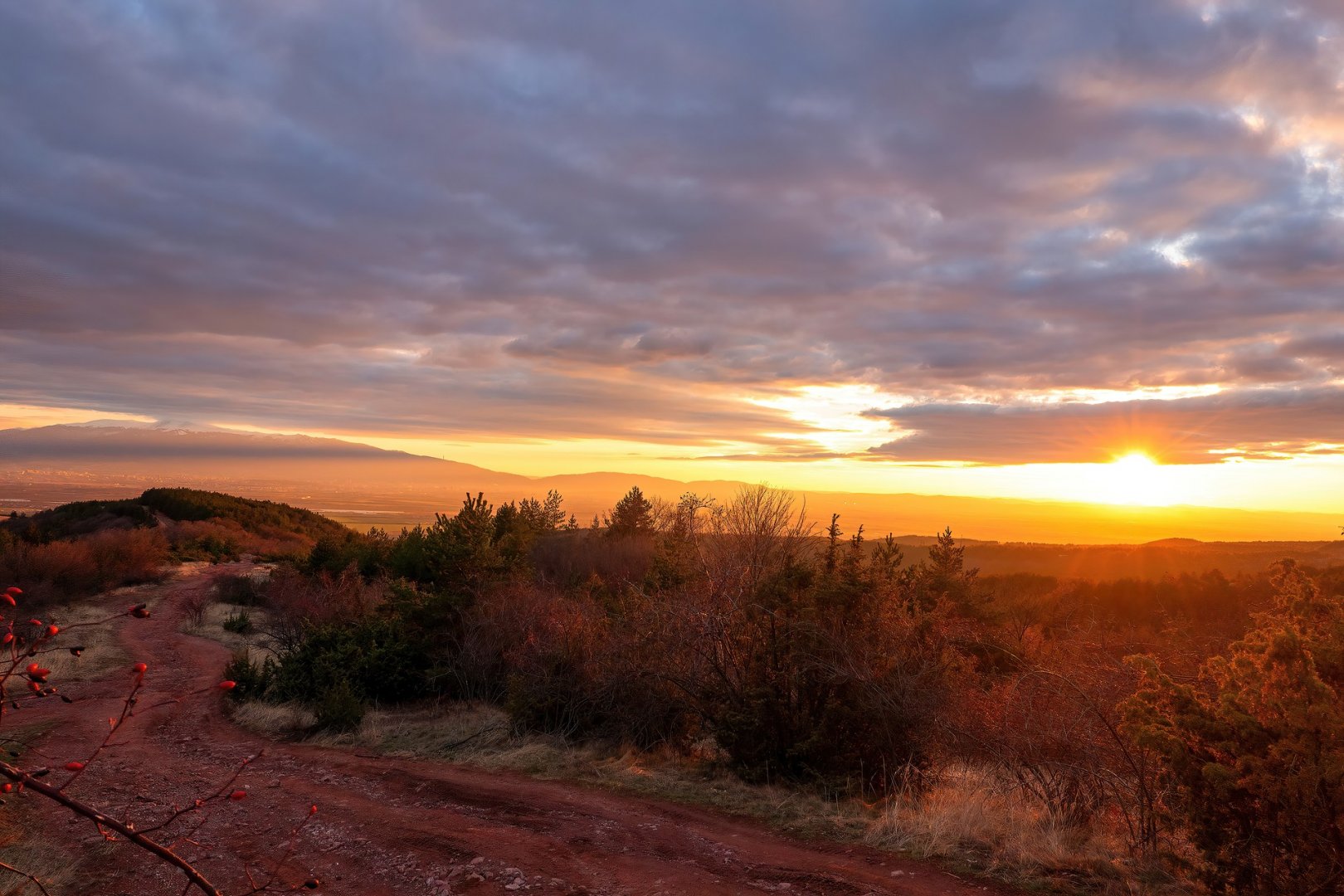 Неделен планински залез над Локорско